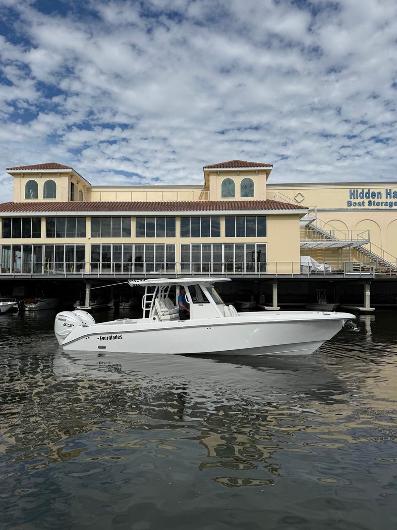 2025 Everglades 335 CC