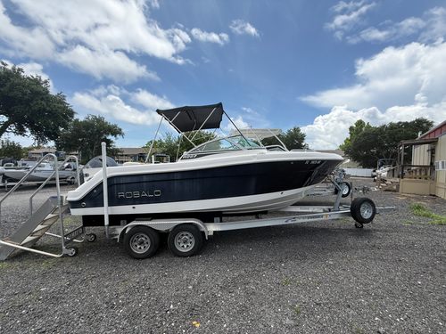 2017 Robalo 227 DC